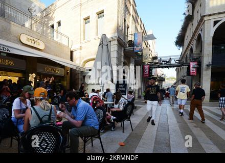 Die lebendige Alrov Mamilla Avenue ist ein beliebtes Open-Air-Einkaufszentrum in Jerusalem, Israel. Stockfoto