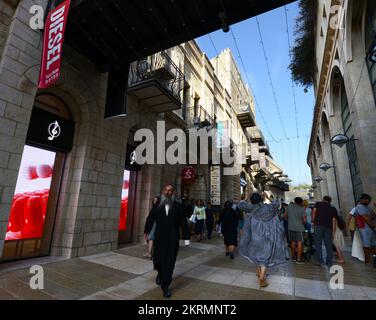 Die lebendige Alrov Mamilla Avenue ist ein beliebtes Open-Air-Einkaufszentrum in Jerusalem, Israel. Stockfoto