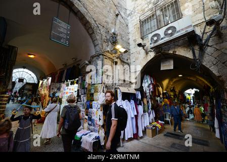 Zu Fuß auf der David Street ( Suk el-Bazaar Road ) in der Altstadt von Jerusalem, Israel. Stockfoto