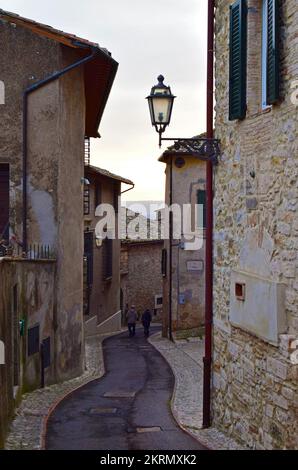 Amelia (Italien) - Ein Blick auf das schöne historische Zentrum in Stein mit Sonnenblumen über dem Hügel, mit vielen Gassen, in der Provinz Terni, Umbrien. Stockfoto