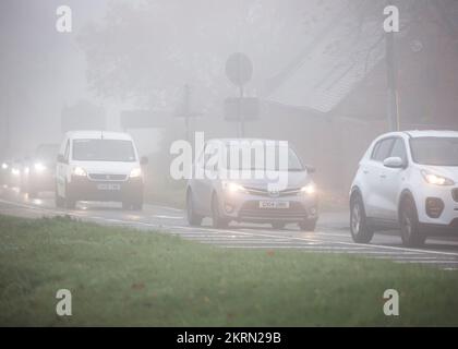 Kidderminster, Großbritannien. 29.. November 2022. Wetter im Vereinigten Königreich: Dichter Nebel und Nebel heben sich in den Midlands nur langsam an. Langsamer Verkehr mit eingeschalteten Ampeln bewegt sich bei diesen nebeligen Bedingungen auf den Autobahnen langsam. Kredit: Lee Hudson/Alamy Live News Stockfoto