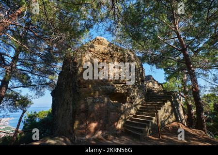 Canakkale, Türkei - Juli 14 2021: Altar des Zeus im Dorf Adatepe. Gelegen im Westen des Berges Ida, haben Sie eine wunderschöne Landschaft des Ägäischen Meeres Stockfoto