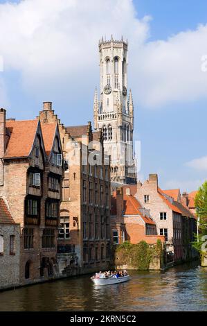 Berühmter Kanal von Rozenhoedkaai und der Belfried im Hintergrund, Brügge, Belgien Stockfoto