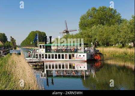 Touristenboot „Lamme Goedzak“ entlang des Kanals von Damme nach Brügge, Belgien Stockfoto