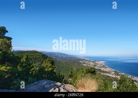 Canakkale, Türkei - Juli 14 2021: Blick vom Altar des Zeus im Dorf Adatepe. Gelegen im Westen des Berges Ida, mit wunderschöner Landschaft des Ägäischen Meeres Stockfoto