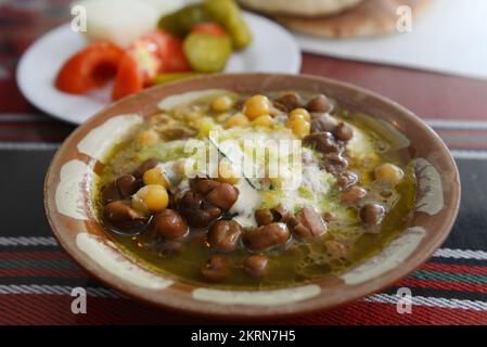 Hummus mit Fuul ( Ful), einem beliebten Grundnahrungsmittel im Nahen Osten. Restaurant Abu Kamel im christlichen Viertel in der Altstadt von Jerusalem. Stockfoto