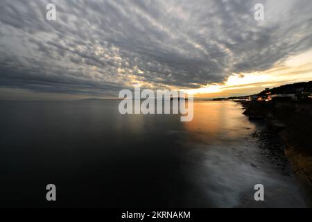 Ein wunderschöner Sonnenuntergang über Enoshima, Sagami Bay, Japan. Stockfoto