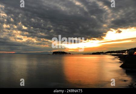 Ein wunderschöner Sonnenuntergang über Enoshima, Sagami Bay, Japan. Stockfoto