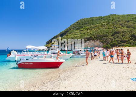 Zakynthos, Griechenland - 16. August 2016: An einem sonnigen Tag sind Touristen und Motorboote am Strand Stockfoto