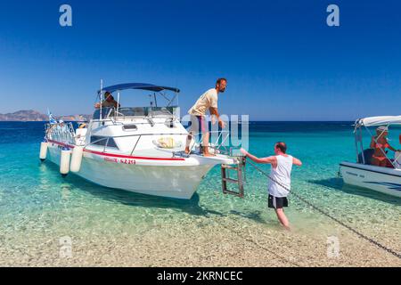 Zakynthos, Griechenland - 16. August 2016: Motorboot mit Fahrgästen und Besatzung am Strand Stockfoto