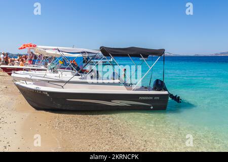 Zakynthos, Griechenland - 16. August 2016: Motorboote sind am Strand, Touristen entspannen sich in der Nähe Stockfoto