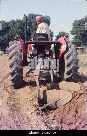 Traktoren werden im Allgemeinen mit der Landwirtschaft in Verbindung gebracht, da Landwirte sie neben Maschinen einsetzen, um Arbeitsgeräte wie Pflügen, Pflügen, Aussaaten und Eggen zu betreiben. Außerdem wird ein Traktor zum Schieben oder Ziehen der Maschine verwendet, wodurch die landwirtschaftliche Arbeit bequemer wird. Stockfoto