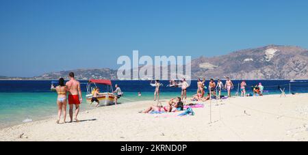 Zakynthos, Griechenland - 16. August 2016: Menschen ruhen sich an einem sonnigen Tag am Sandstrand aus Stockfoto