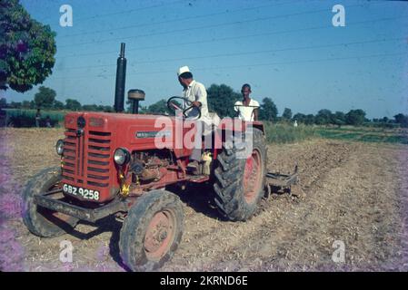 Traktoren werden im Allgemeinen mit der Landwirtschaft in Verbindung gebracht, da Landwirte sie neben Maschinen einsetzen, um Arbeitsgeräte wie Pflügen, Pflügen, Aussaaten und Eggen zu betreiben. Außerdem wird ein Traktor zum Schieben oder Ziehen der Maschine verwendet, wodurch die landwirtschaftliche Arbeit bequemer wird. Stockfoto