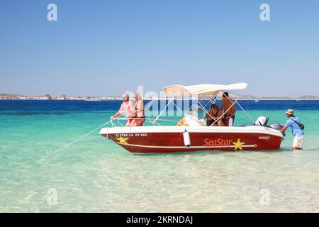 Zakynthos, Griechenland - 16. August 2016: Touristen sind auf einem Vergnügungsboot am Strand Stockfoto