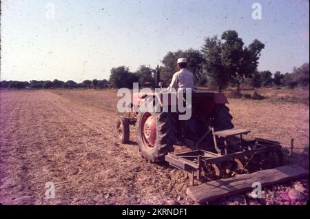 Traktoren werden im Allgemeinen mit der Landwirtschaft in Verbindung gebracht, da Landwirte sie neben Maschinen einsetzen, um Arbeitsgeräte wie Pflügen, Pflügen, Aussaaten und Eggen zu betreiben. Außerdem wird ein Traktor zum Schieben oder Ziehen der Maschine verwendet, wodurch die landwirtschaftliche Arbeit bequemer wird. Stockfoto