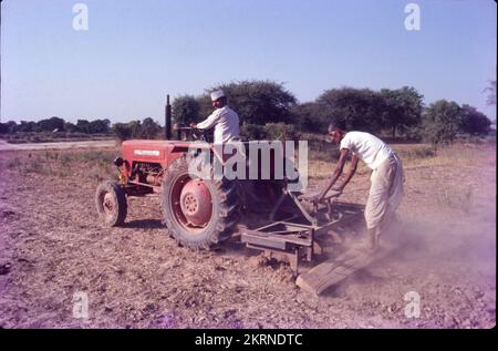 Traktoren werden im Allgemeinen mit der Landwirtschaft in Verbindung gebracht, da Landwirte sie neben Maschinen einsetzen, um Arbeitsgeräte wie Pflügen, Pflügen, Aussaaten und Eggen zu betreiben. Außerdem wird ein Traktor zum Schieben oder Ziehen der Maschine verwendet, wodurch die landwirtschaftliche Arbeit bequemer wird. Stockfoto