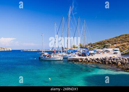 Zakynthos, Griechenland - 20. August 2016: Segelyachten liegen in Agios Nikolaos vor. Beliebtes Touristenziel für Sommerurlaube Stockfoto