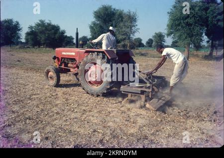 Traktoren werden im Allgemeinen mit der Landwirtschaft in Verbindung gebracht, da Landwirte sie neben Maschinen einsetzen, um Arbeitsgeräte wie Pflügen, Pflügen, Aussaaten und Eggen zu betreiben. Außerdem wird ein Traktor zum Schieben oder Ziehen der Maschine verwendet, wodurch die landwirtschaftliche Arbeit bequemer wird. Stockfoto