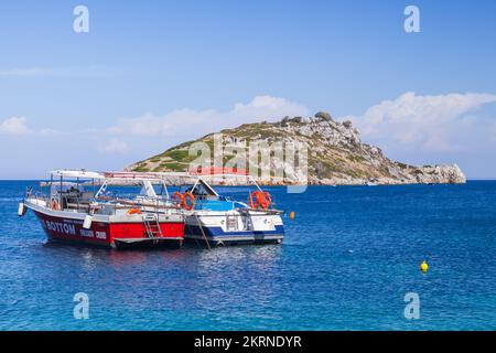 Zakynthos, Griechenland - 20. August 2016: Motorboote für Vergnügungsfahrten liegen in Agios Nikolaos vor Anker. Beliebtes touristisches Ziel Stockfoto