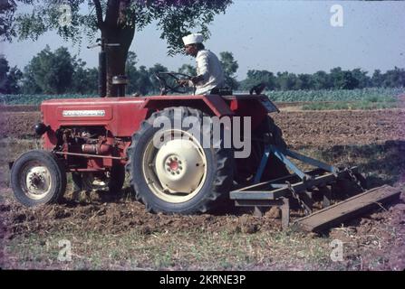 Traktoren werden im Allgemeinen mit der Landwirtschaft in Verbindung gebracht, da Landwirte sie neben Maschinen einsetzen, um Arbeitsgeräte wie Pflügen, Pflügen, Aussaaten und Eggen zu betreiben. Außerdem wird ein Traktor zum Schieben oder Ziehen der Maschine verwendet, wodurch die landwirtschaftliche Arbeit bequemer wird. Stockfoto