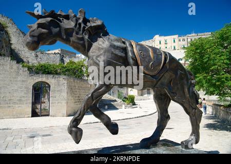 Horse in the Saddle of Time“ von Salvador Dali, City View, Matera, Matera Province, Basilicata, Italien Stockfoto