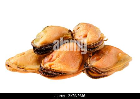 Gekochte und geschälte Muscheln, isoliert auf weißem Hintergrund Stockfoto