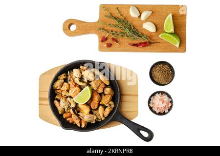 Gekochte Muscheln und Gewürze, bereit zum Frittieren, isoliert auf weißem Hintergrund Stockfoto