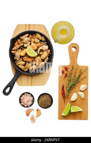 Gekochte Muscheln und Gewürze, bereit zum Frittieren, isoliert auf weißem Hintergrund Stockfoto