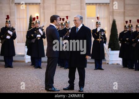 Paris, Frankreich, 29. November 2022, erster offizieller Besuch des kasachischen Präsidenten in Frankreich, des kasachischen Präsidenten Tokaiev und des französischen Präsidenten Emmanuel Macron, Francois Loock/Alamy Credit: Loock francois/Alamy Live News Stockfoto