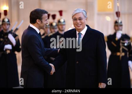 Paris, Frankreich, 29. November 2022, erster offizieller Besuch des kasachischen Präsidenten in Frankreich, des kasachischen Präsidenten Tokaiev und des französischen Präsidenten Emmanuel Macron, Francois Loock/Alamy Credit: Loock francois/Alamy Live News Stockfoto