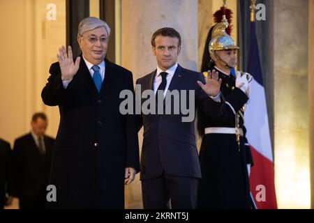 Paris, Frankreich, 29. November 2022, erster offizieller Besuch des kasachischen Präsidenten in Frankreich, des kasachischen Präsidenten Tokaiev und des französischen Präsidenten Emmanuel Macron, Francois Loock/Alamy Credit: Loock francois/Alamy Live News Stockfoto