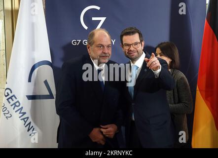 Berlin, Deutschland. 29.. November 2022. Marco Buschmann (FDP, r), Justizminister, begrüßt Eric Dupond-Moretti, den französischen Justizminister, zu Beginn des Treffens der G7 Justizminister im Auswärtigen Amt. Kredit: dpa Picture Alliance/Alamy Live News Stockfoto