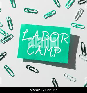Schreiben mit Text Labor Camp, Wort geschrieben auf einer Strafkolonie, wo Zwangsarbeit geleistet wird Stockfoto
