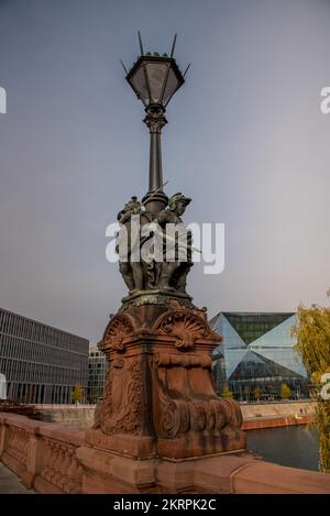 Berlin, Deutschland. November 2022. Die Moltkebrücke und der Würfel in Berlin. Hochwertiges Foto Stockfoto