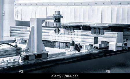 Werkstatt für die Herstellung von Spanplatten, Spanplatten, Furnieren, Sperrholz, Holzplatten. Holzverarbeitung. Konzept für die holzverarbeitende Industrie Stockfoto