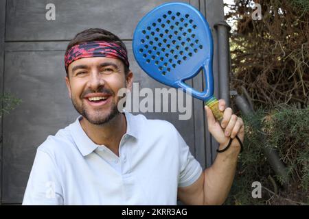 Paddle-Tennisspieler mit Stirnband und Poloshirt-Porträt Stockfoto