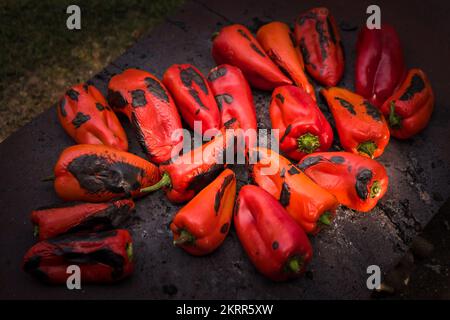 Nahaufnahme von gebackenen Chili-Paprika auf heißen Eisenteller im Freien Stockfoto
