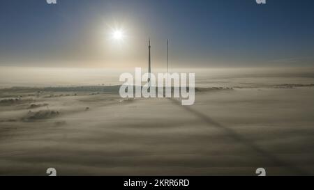 Die Sonne erhebt sich am Emley Moor-Sendeturm, da das Gebiet, Huddersfield, Großbritannien, von schwerem Nebel umgeben ist. 29.. November 2022. (Foto von Mark Cosgrove/News Images) *besondere Anmerkung, Foto aufgenommen von einem CAA A2CofC ausgebildeten Piloten in Huddersfield, Großbritannien, am 11/29/2022. (Foto: Mark Cosgrove/News Images/Sipa USA) Guthaben: SIPA USA/Alamy Live News Stockfoto