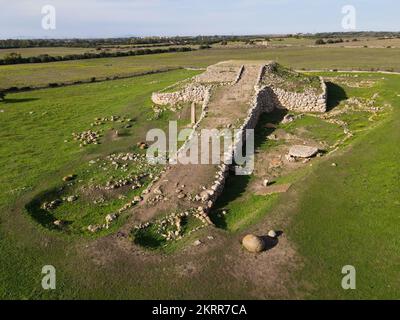 Drohnenblick am Monte d'Accoddi-Altar vor der Gärtnerei auf Sardinien in Italien Stockfoto