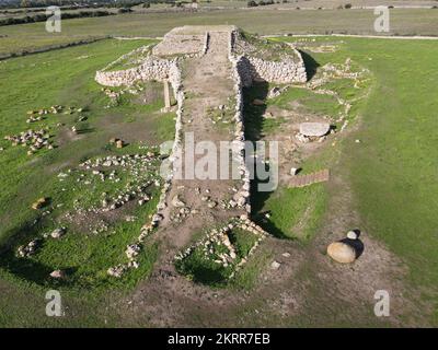 Drohnenblick am Monte d'Accoddi-Altar vor der Gärtnerei auf Sardinien in Italien Stockfoto