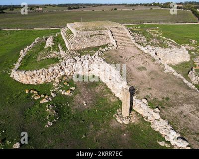 Drohnenblick am Monte d'Accoddi-Altar vor der Gärtnerei auf Sardinien in Italien Stockfoto