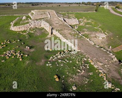 Drohnenblick am Monte d'Accoddi-Altar vor der Gärtnerei auf Sardinien in Italien Stockfoto