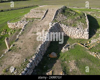 Drohnenblick am Monte d'Accoddi-Altar vor der Gärtnerei auf Sardinien in Italien Stockfoto