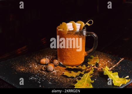 Glintwine mit dunklem Bier und Ingwerhonig Stockfoto