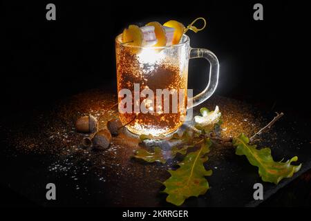 Glintwine mit dunklem Bier und Ingwerhonig Stockfoto