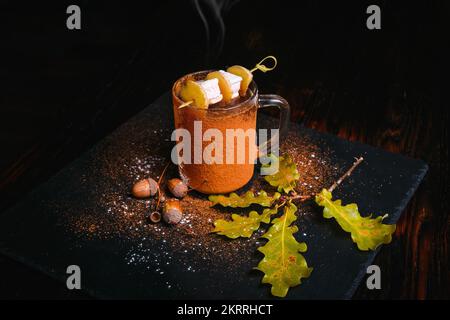 Glintwine mit dunklem Bier und Ingwerhonig Stockfoto