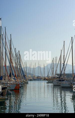 Pier mit Yachten. Viele wunderschöne Yachten mit Masten im Hafen. Urlaub, Reisen, Luxuskonzept. Hochwertiges Foto Stockfoto