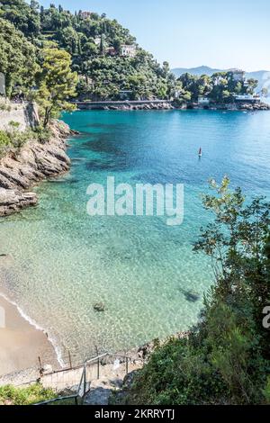 Die Bucht von Paraggi in Portofino mit grünem und transparentem Wasser Stockfoto