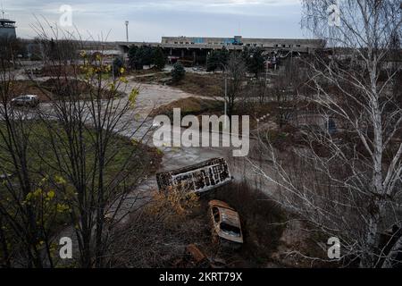 Kherson, Ukraine. 21.. November 2022. Im verlassenen Flughafengebäude in Kherson wurden Autowracks gesehen. Obwohl russische Truppen geflohen sind und den strategischen Standort verlassen haben, wurde der Flughafen Kherson mit Trümmern zurückgelassen, da ukrainische Truppen während der Besetzung die einst russische Basis angegriffen hatten. Der Flughafen war einst ein ziviler und militärischer Flughafen. Kredit: SOPA Images Limited/Alamy Live News Stockfoto